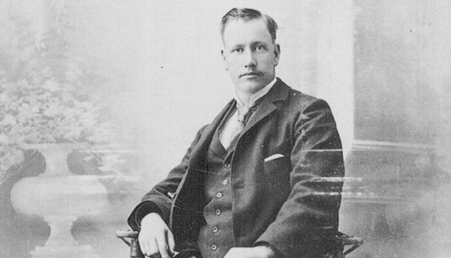 William G. Morgan menciptakan permainan bola voli sebagai alternatif olahraga