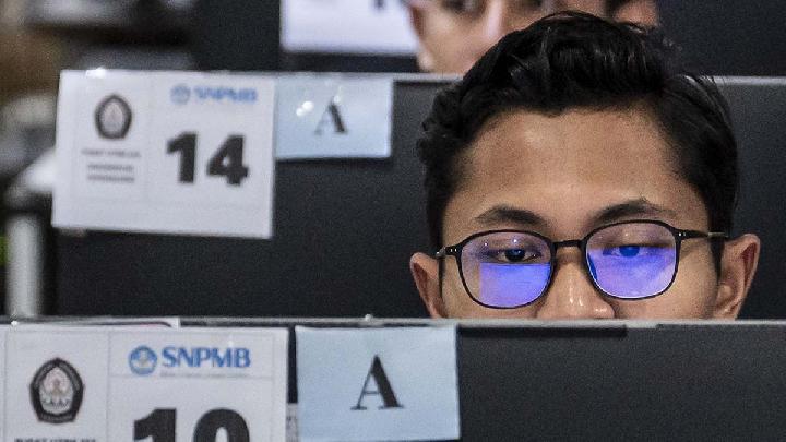 Peserta UTBK SNBT 2025 sedang fokus mengerjakan soal ujian komputer sebagai bagian dari strategi persiapan menghadapi seleksi masuk PTN.
