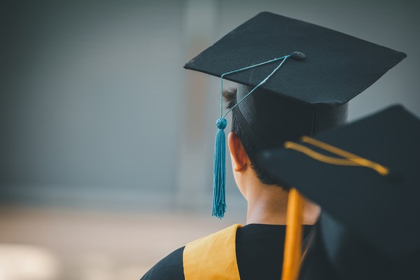 Mahasiswa mengenakan toga wisuda sebagai simbol keberhasilan pendidikan di Indonesia, menggambarkan harapan terhadap masa depan generasi terdidik.