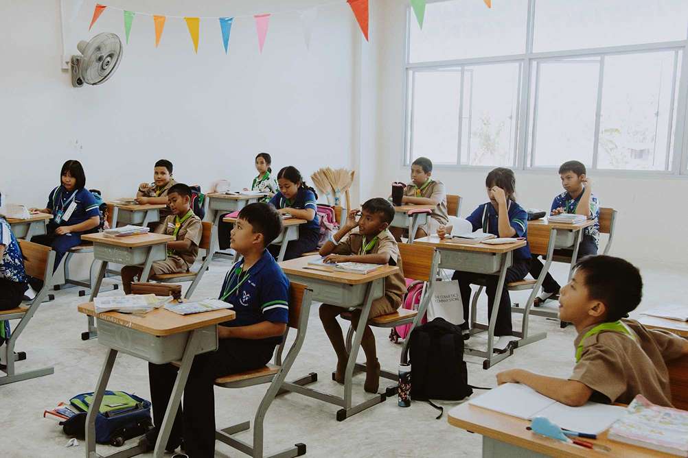 Siswa dan guru aktif dalam suasana kelas di lembaga pendidikan, mencerminkan semangat dan tantangan dunia pendidikan Indonesia saat ini.