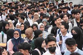 Ilustrasi anak muda Indonesia kesulitan mencari kerja di tengah persaingan dan keterbatasan lapangan kerja