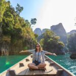 Traveler menikmati liburan di pantai dengan fasilitas mewah, menggambarkan tips liburan hemat mewah yang tetap berkualitas