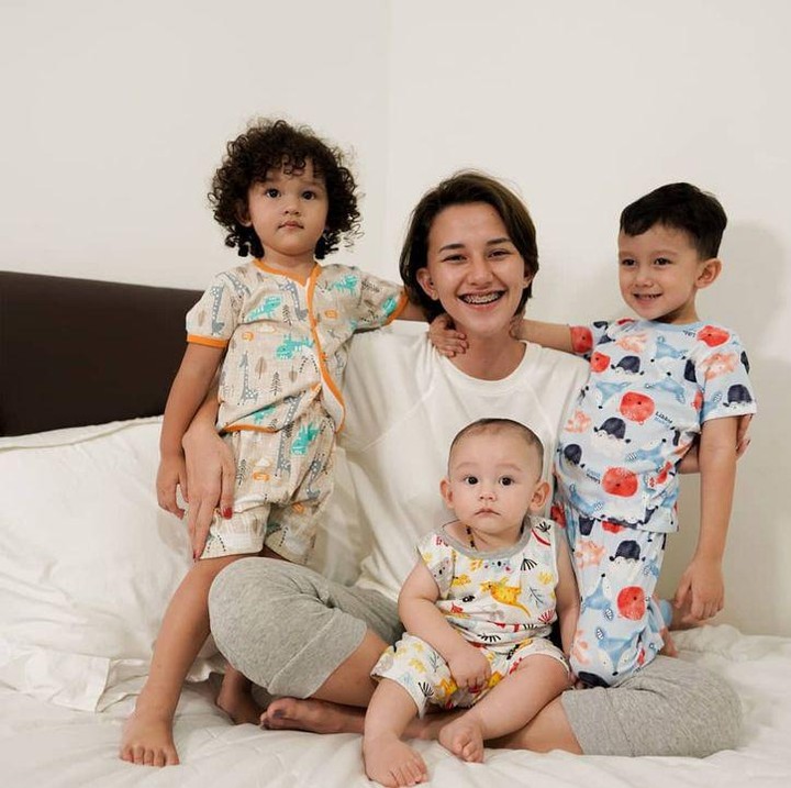 Dahlia Poland tersenyum bersama ketiga anaknya di tengah isu perceraian dengan Fandy Christian