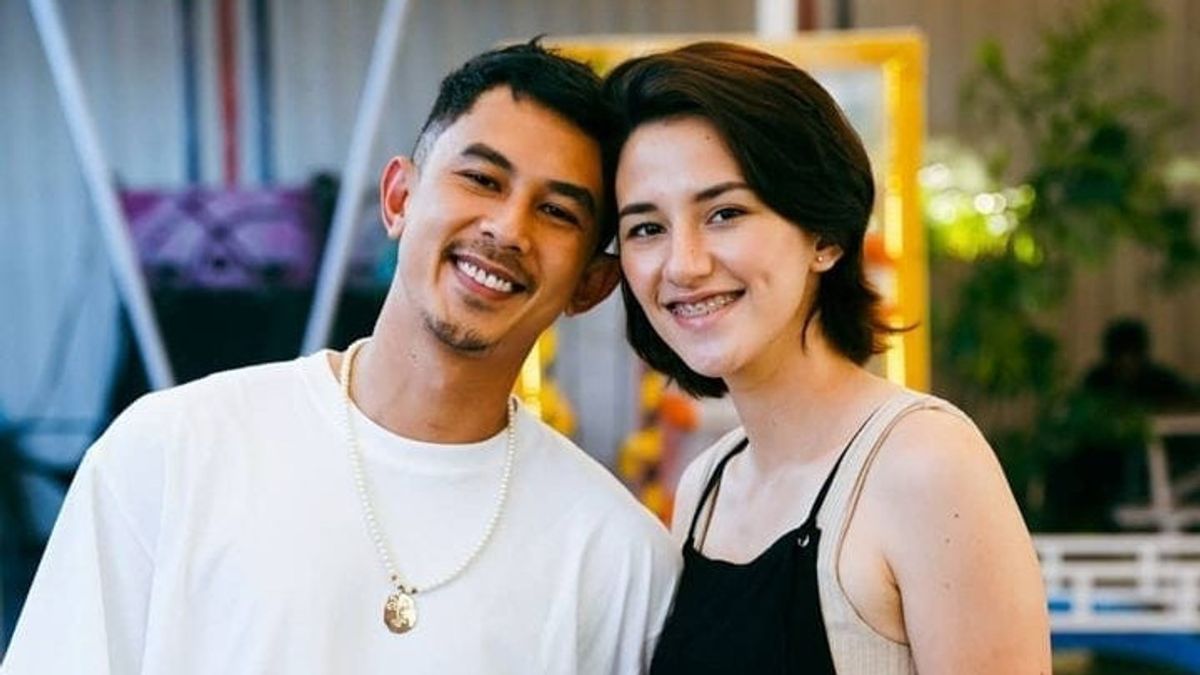 Dahlia Poland dan Fandy Christian tersenyum bersama sebelum kabar perceraian mencuat ke publik
