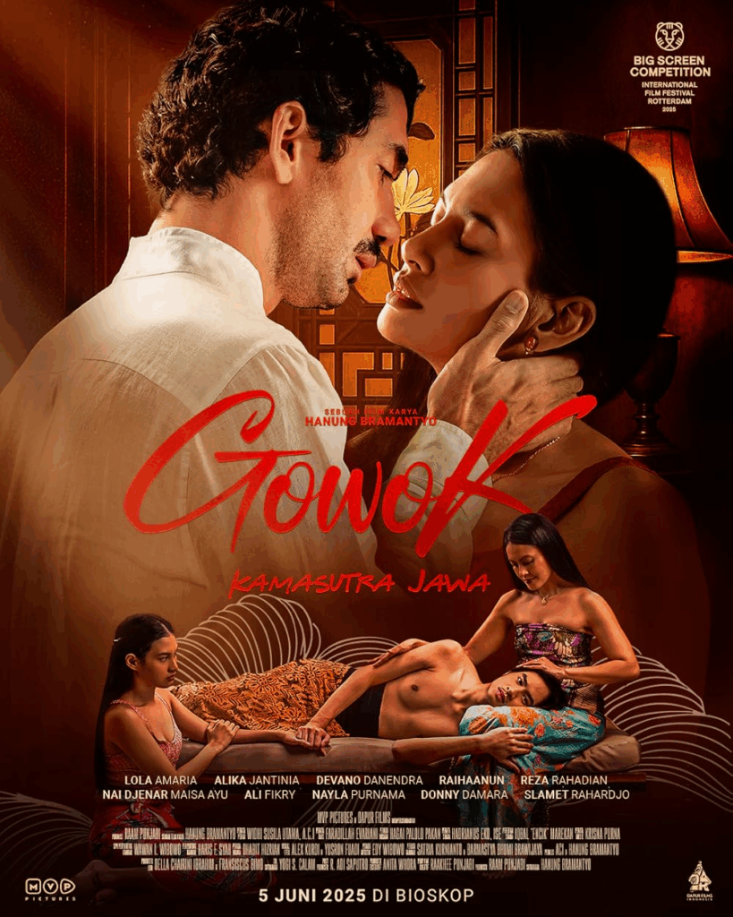 Poster resmi film Gowok: Kamasutra Jawa karya Hanung Bramantyo, menampilkan adegan intim sinematik dengan nuansa budaya Jawa