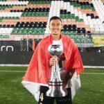Jay Idzes membawa bendera Indonesia di stadion Venezia, menjadi incaran transfer Torino FC di Serie A musim 2025