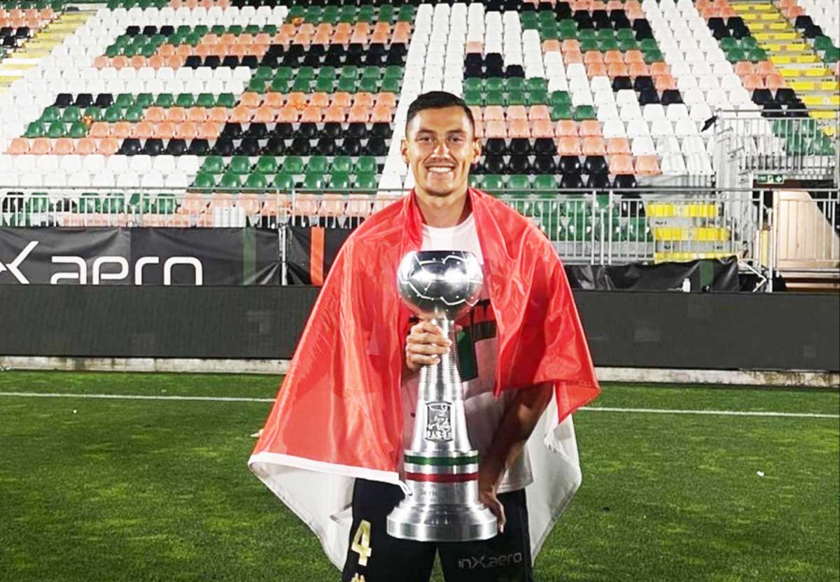 Jay Idzes membawa bendera Indonesia di stadion Venezia, menjadi incaran transfer Torino FC di Serie A musim 2025