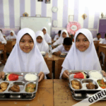 Siswa sekolah menerima makanan dari program Makan Bergizi Gratis (MBG) di Indonesia