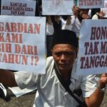 Foto demonstrasi guru honorer menuntut keadilan atas gaji rendah dan status kerja yang tidak jelas di Indonesia.