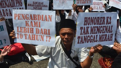 Foto demonstrasi guru honorer menuntut keadilan atas gaji rendah dan status kerja yang tidak jelas di Indonesia.