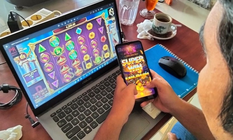 Ilustrasi pelajar memainkan judi online di smartphone sebagai simbol maraknya kasus di kalangan anak muda.