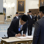 Situasi reshuffle kabinet Indonesia ketika Presiden mencopot Sri Mulyani dari kursi Menteri Keuangan.