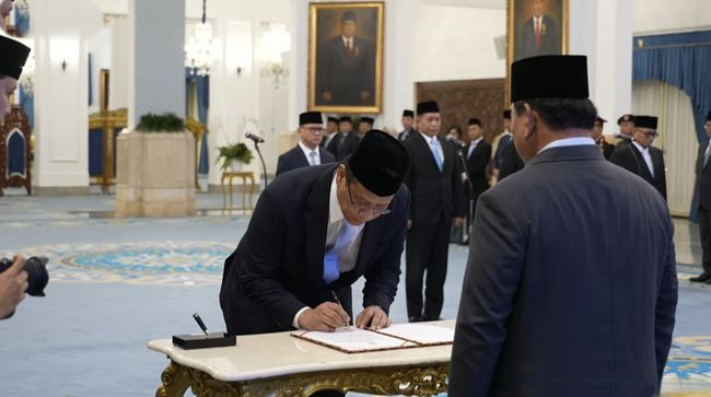 Situasi reshuffle kabinet Indonesia ketika Presiden mencopot Sri Mulyani dari kursi Menteri Keuangan.