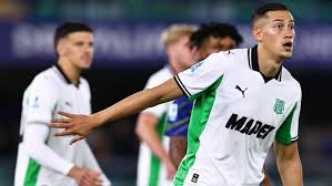 Jay Idzes merayakan kemenangan Sassuolo di Serie A sebagai bek Timnas Indonesia yang tampil gemilang.
