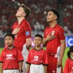 Pemain Indonesia di Eropa merayakan kemenangan bersama tim, simbol kebangkitan sepak bola nasional.