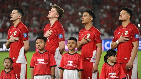 Pemain Indonesia di Eropa merayakan kemenangan bersama tim, simbol kebangkitan sepak bola nasional.
