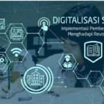 Guru sedang mengajar di ruang kelas digital dengan perangkat tablet dan layar interaktif, menggambarkan penerapan digitalisasi sekolah di Indonesia.