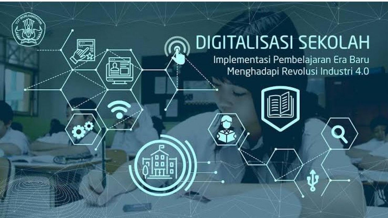 Guru sedang mengajar di ruang kelas digital dengan perangkat tablet dan layar interaktif, menggambarkan penerapan digitalisasi sekolah di Indonesia.