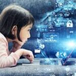 Siswa sekolah dasar menggunakan laptop untuk belajar digital, menggambarkan dampak positif dan negatif digitalisasi terhadap perkembangan moral di sekolah Indonesia.