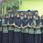 Sekelompok guru madrasah berfoto bersama setelah menyuarakan aspirasi untuk diangkat menjadi PPPK, mencerminkan semangat perjuangan tenaga pendidik di Indonesia.