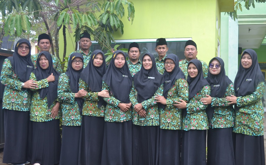 Sekelompok guru madrasah berfoto bersama setelah menyuarakan aspirasi untuk diangkat menjadi PPPK, mencerminkan semangat perjuangan tenaga pendidik di Indonesia.