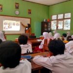 Suasana guru mengajar di kelas sebagai ilustrasi masalah kompetensi guru Indonesia pada mata pelajaran sains dan bahasa Inggris.
