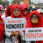 Guru honorer melakukan aksi menuntut kesejahteraan di tengah beratnya kondisi guru honorer pada akhir 2025.