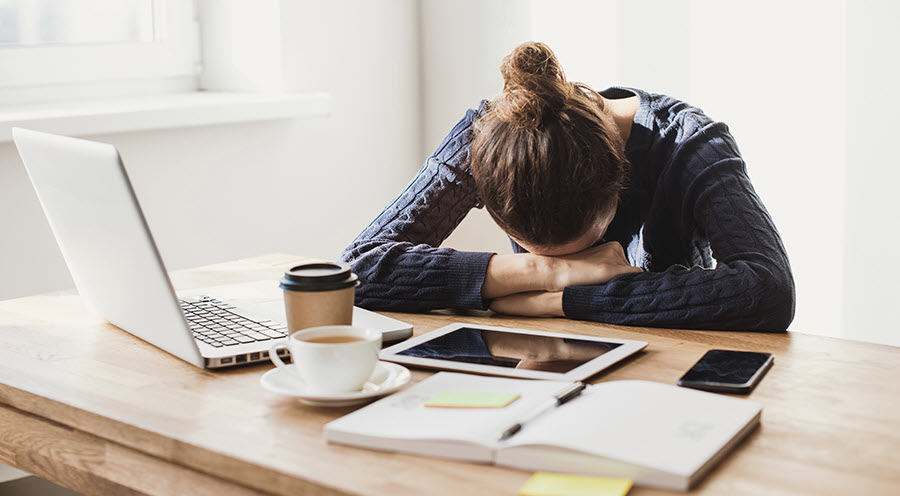 Murid mengalami digital fatigue saat belajar menggunakan laptop karena terlalu banyak tugas digital di tahun 2025.