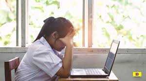 Murid stres mengerjakan tugas penilaian Kurikulum 2025 di depan laptop karena banyak proyek dan tuntutan proses.